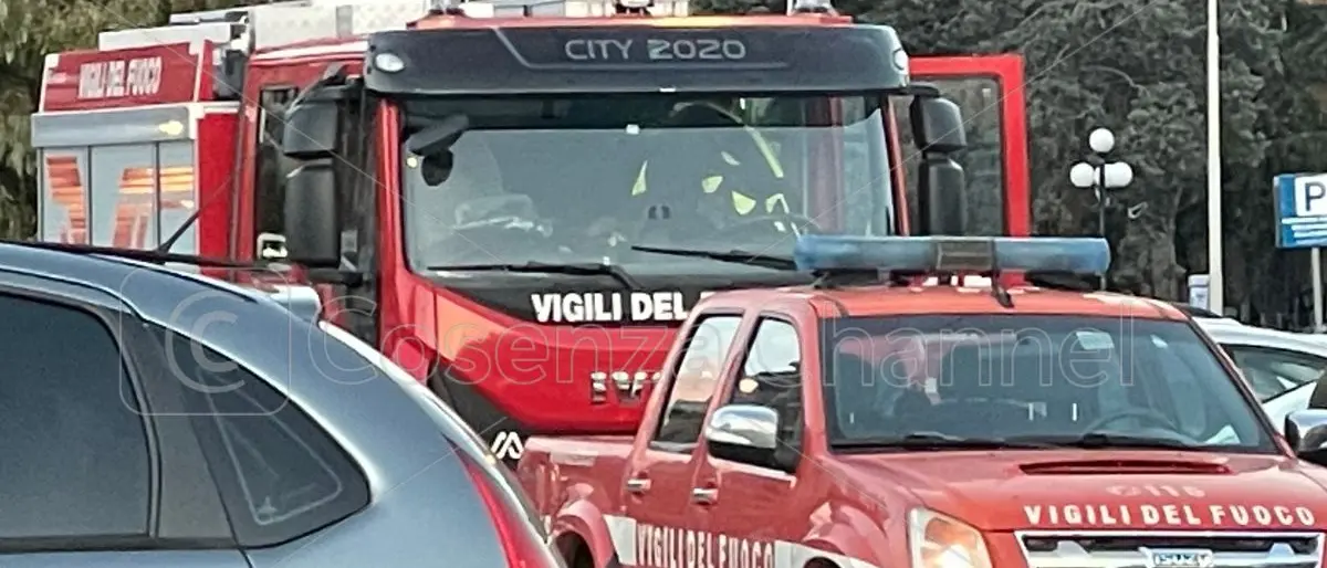 Rende, neonata intrappolata in un'auto: i pompieri la liberano