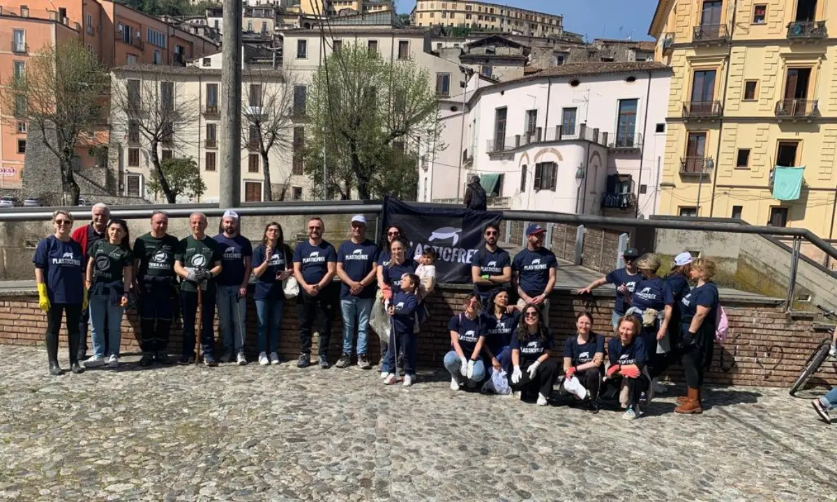 Cosenza \"plastic free\", gli argini del Crati liberi dai rifiuti grazie al lavoro dei volontari | FOTO
