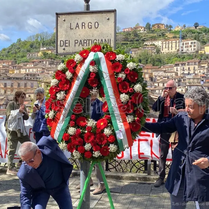 25 APRILE | Corona di fiori a Largo dei Partigiani. «Un omaggio al presente»