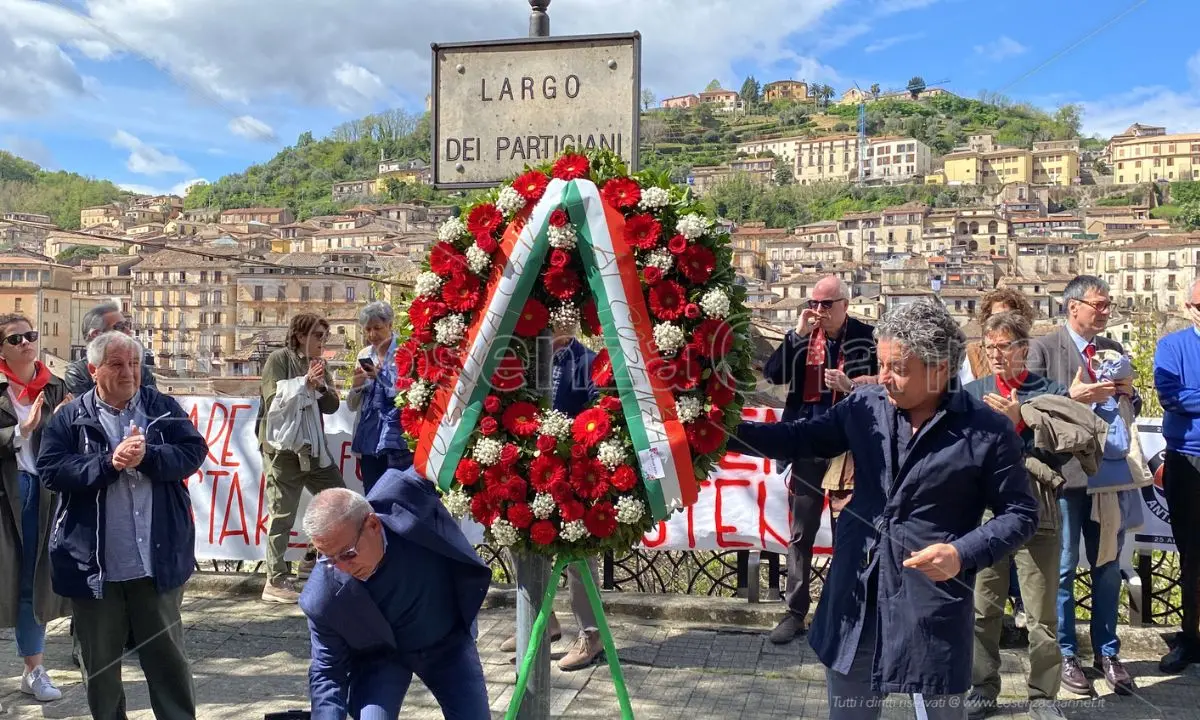 25 APRILE | Corona di fiori a Largo dei Partigiani. «Un omaggio al presente»