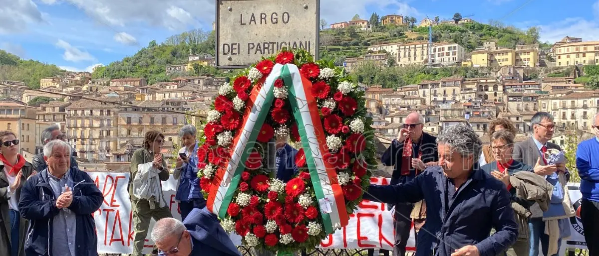 25 APRILE | Corona di fiori a Largo dei Partigiani. «Un omaggio al presente»