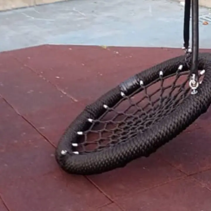 Parco Romeo di Cosenza, danneggiata un'altalena. «Questa città non merita solidarietà»