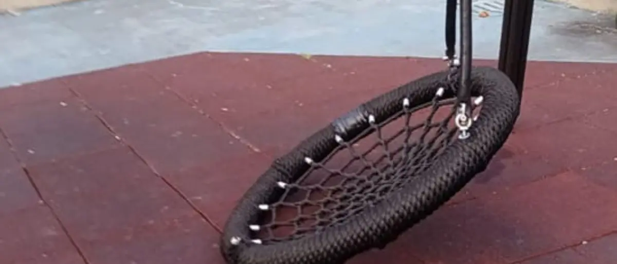 Parco Romeo di Cosenza, danneggiata un'altalena. «Questa città non merita solidarietà»