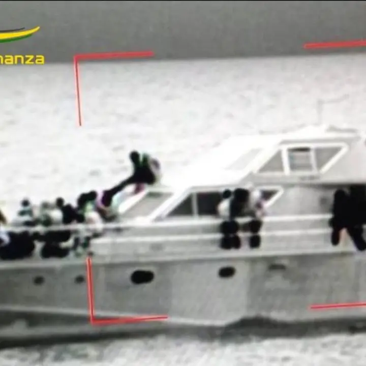 Porto di Crotone, sbarcati 161 migranti. Individuati tre presunti scafisti