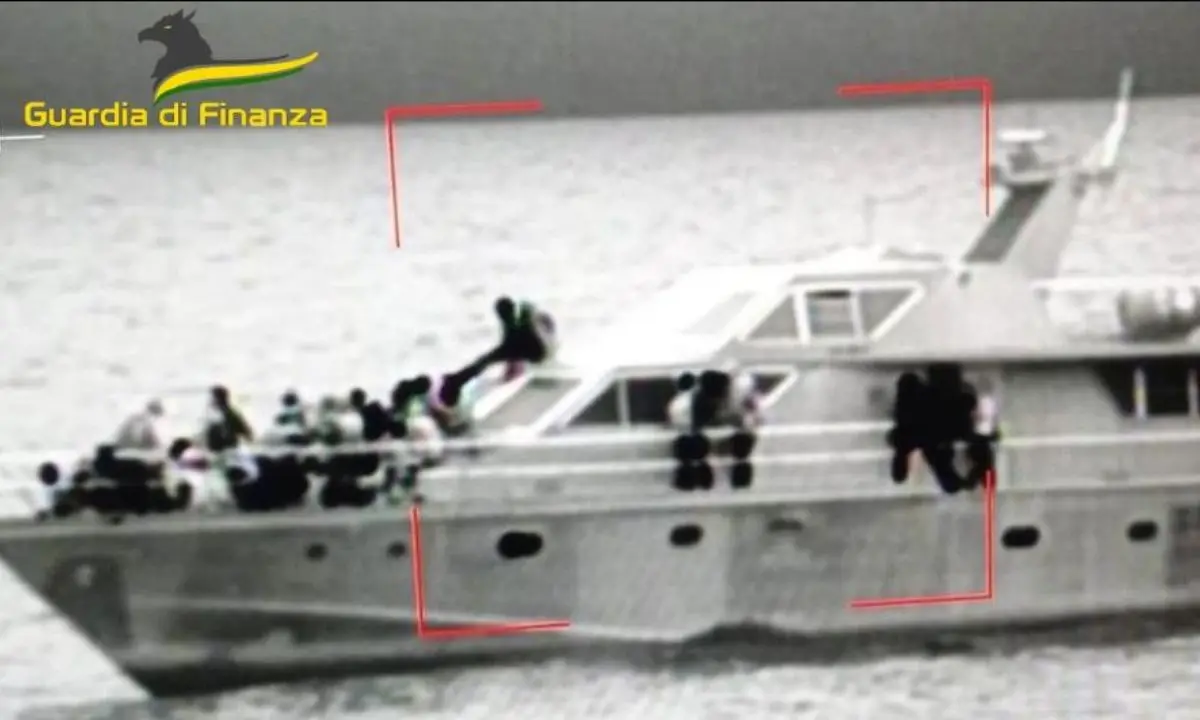Porto di Crotone, sbarcati 161 migranti. Individuati tre presunti scafisti