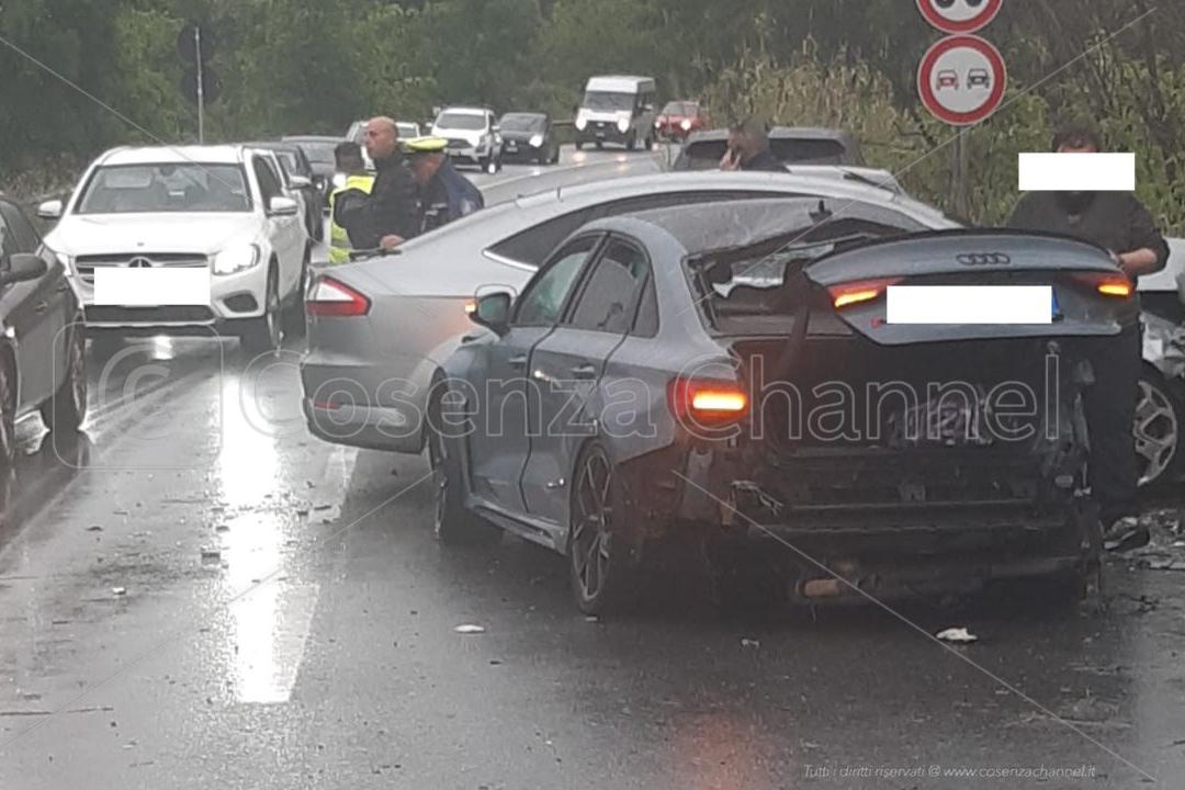 Rende, incidente sulla Ss 107: scontro tra auto con due feriti | FOTO