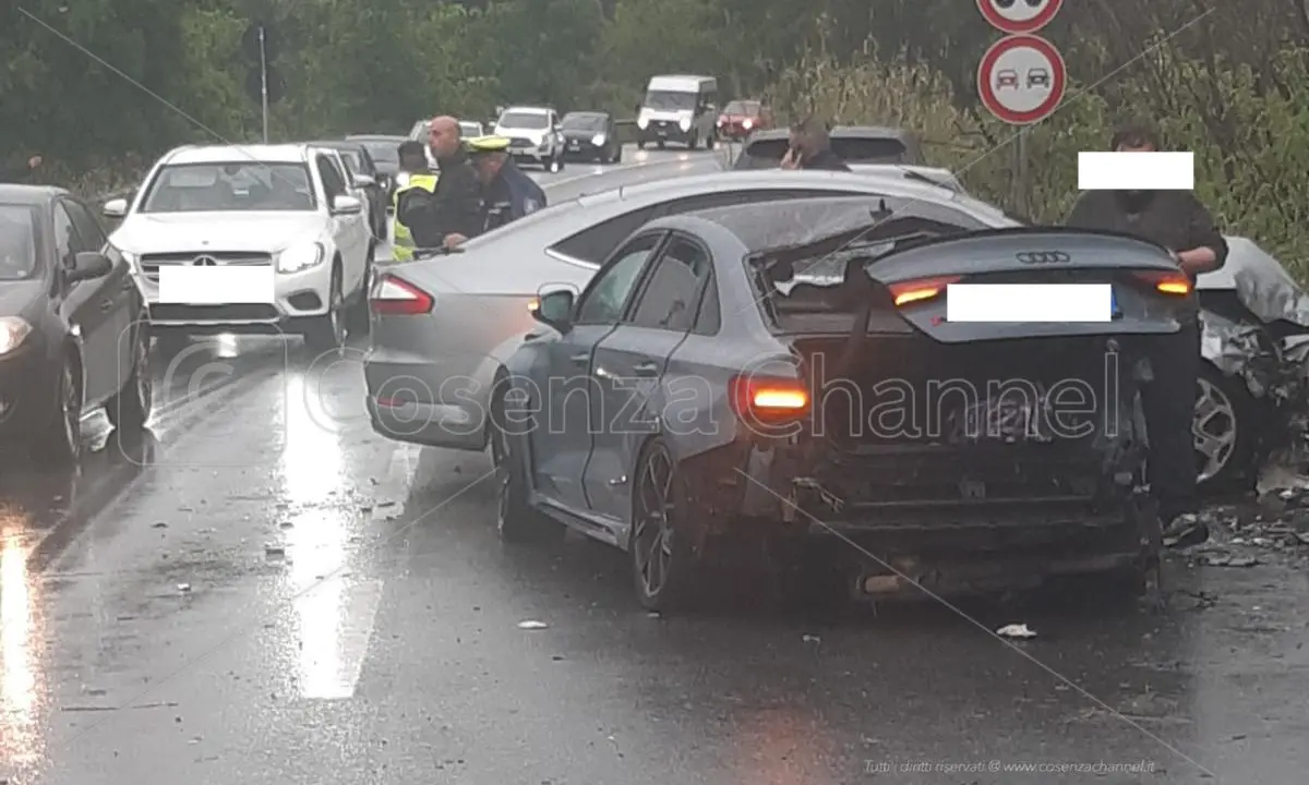 Rende, incidente sulla Ss 107: scontro tra auto con due feriti | FOTO
