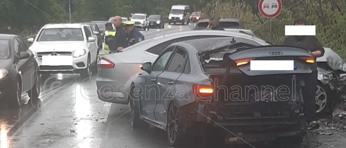 Rende, incidente sulla Ss 107: scontro tra auto con due feriti | FOTO