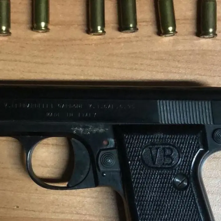 Mendicino, deteneva illegalmente una pistola. Arrestata una donna