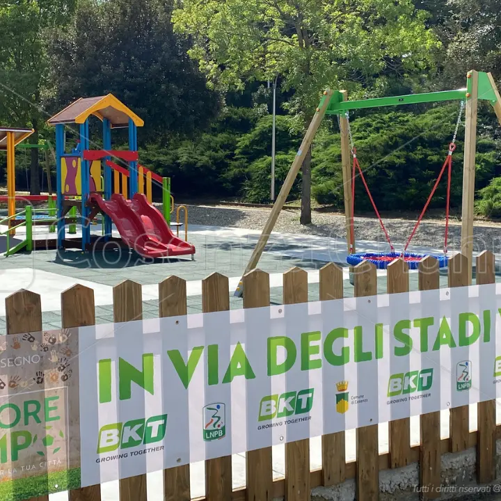 A Cosenza c'è un nuovo parco giochi inclusivo. Merito dei tifosi e di BKT