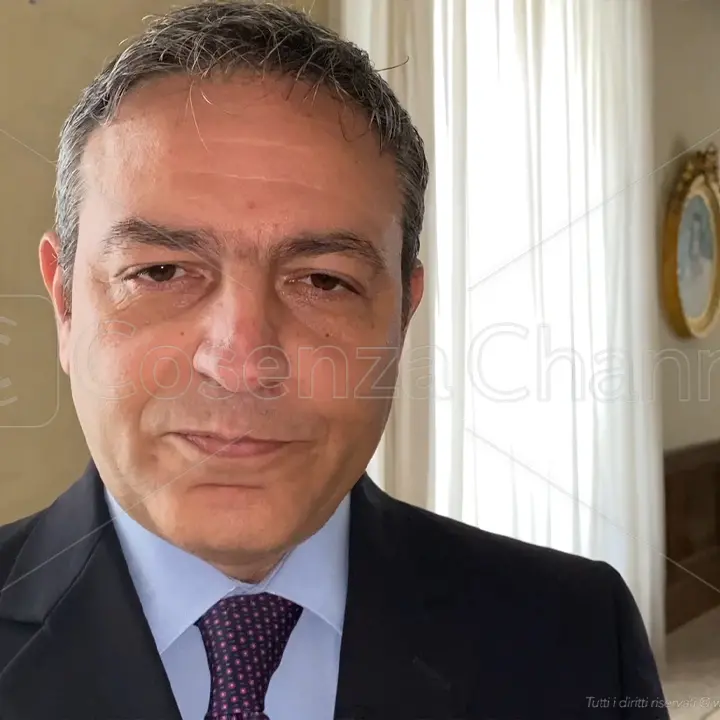 La polemica si infiamma tra De Cicco e la minoranza che difende Occhiuto