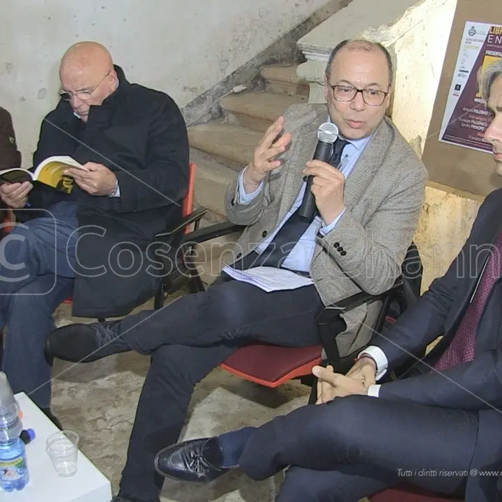 Falcomatà a Mendicino per ricordare la figura di suo padre: c'erano anche Oliverio e Principe | VIDEO