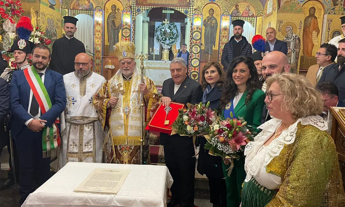 Santa Sofia d'Epiro, Gerardo Sacco ha consegnato la \"Chiave della città\" | FOTO