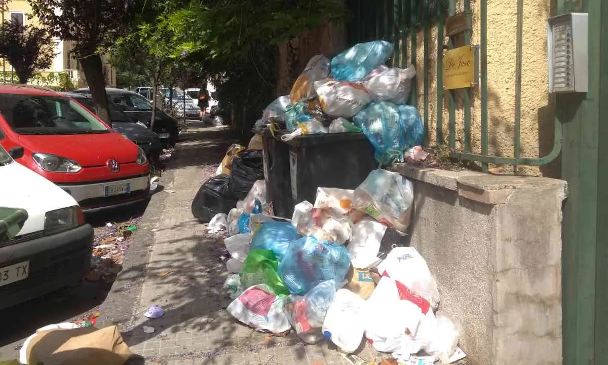 Cosenza, città sporca e Tari alle stelle. \"Nuovi orizzonti\" torna a chiedere: «Via Municipia»