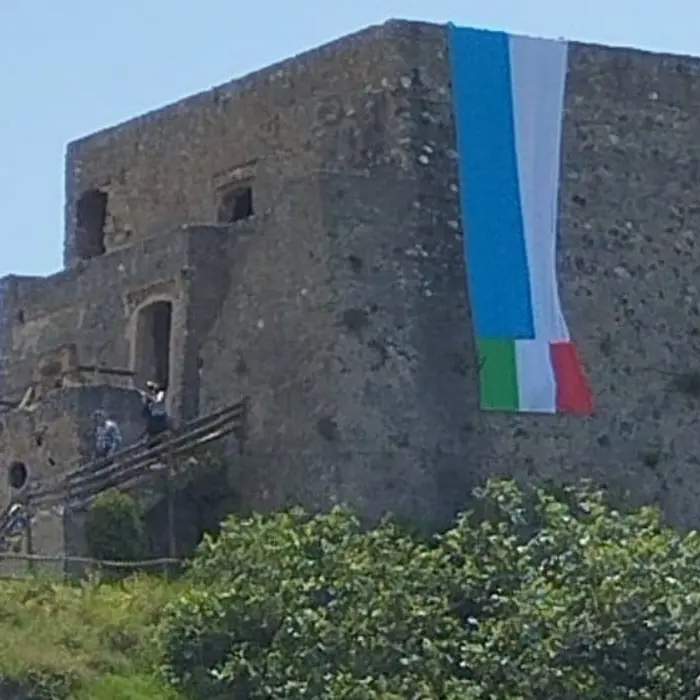 La bandiera del Napoli su Torre Talao a Scalea, ma i tifosi del Cosenza ne chiedono la rimozione