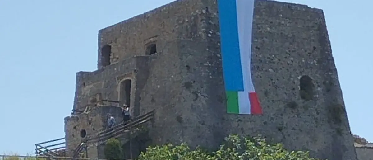 La bandiera del Napoli su Torre Talao a Scalea, ma i tifosi del Cosenza ne chiedono la rimozione