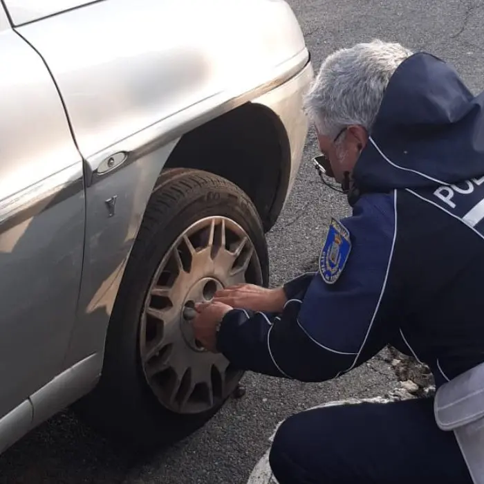 Rende, la polizia municipale aiuta un'anziana a cambiare la gomma dell'auto