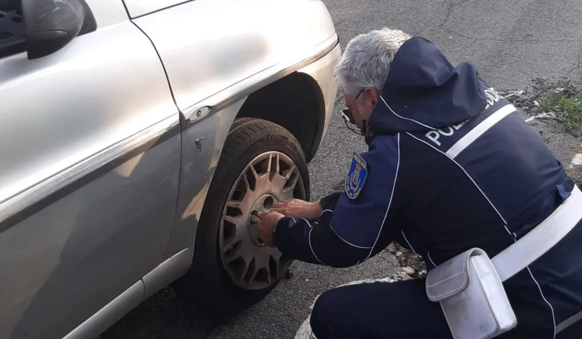 Rende, la polizia municipale aiuta un'anziana a cambiare la gomma dell'auto
