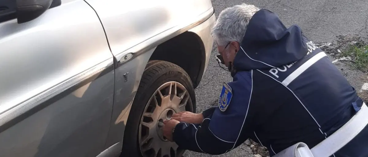 Rende, la polizia municipale aiuta un'anziana a cambiare la gomma dell'auto