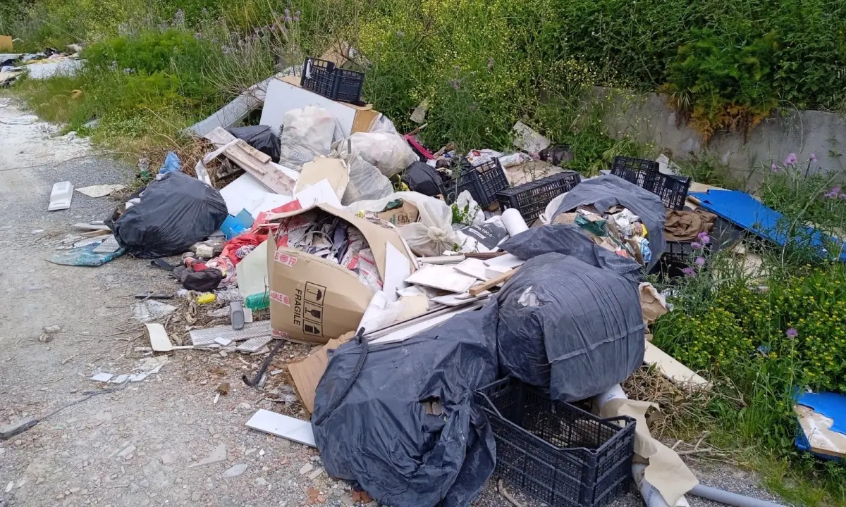 Rende, la discarica a cielo aperto continua a crescere. Il Comune corre ai ripari