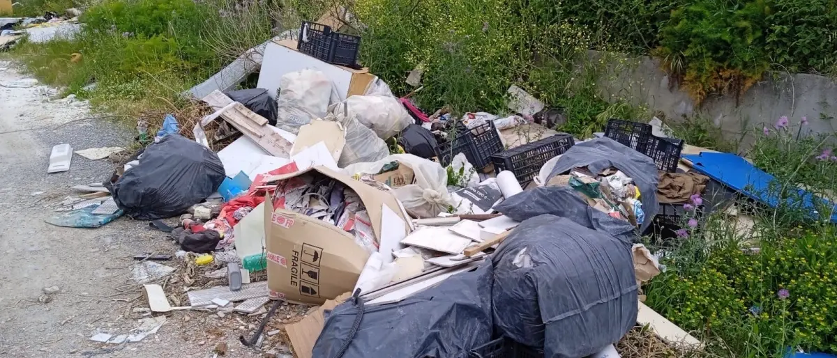 Rende, la discarica a cielo aperto continua a crescere. Il Comune corre ai ripari