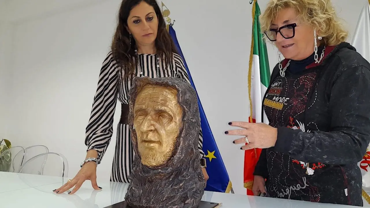 San Giovanni In Fiore, donata al Comune una scultura di bronzo raffigurante il volto di Gioacchino da Fiore