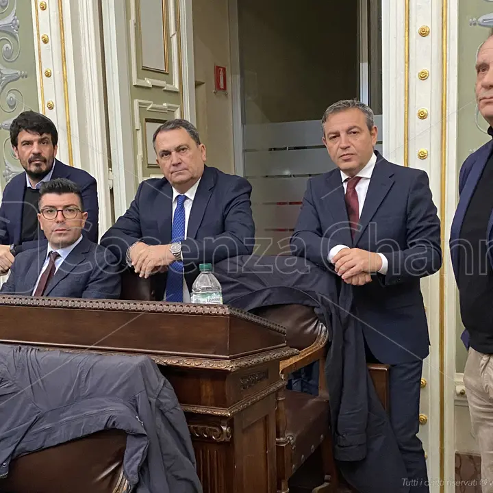 Cosenza, centrodestra in riunione con Occhiuto, Caputo e De Francesco: «Sì alla legge di fusione»
