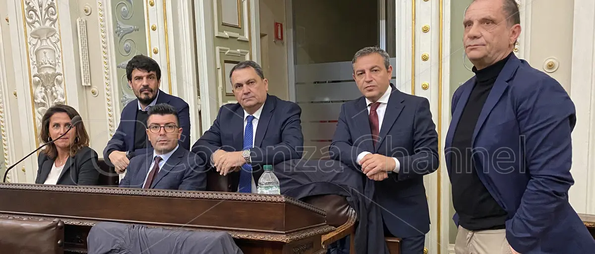 Cosenza, centrodestra in riunione con Occhiuto, Caputo e De Francesco: «Sì alla legge di fusione»