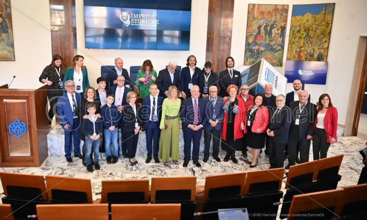 La Camera di Commercio di Cosenza premia le imprese storiche | FOTO