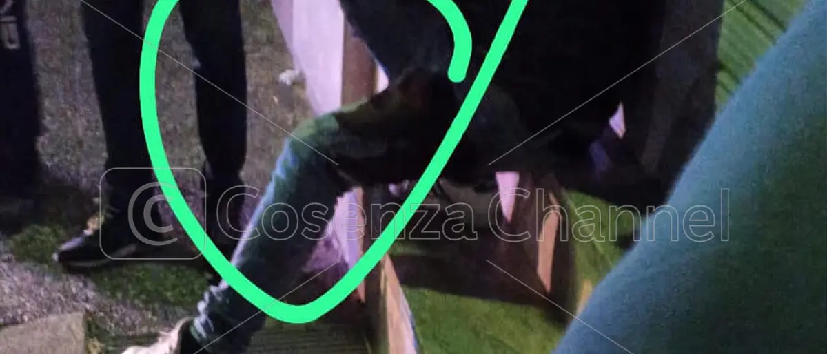 Corigliano Rossano, movida a colpi di pistola. Ferito un giovane, coinvolto un prete