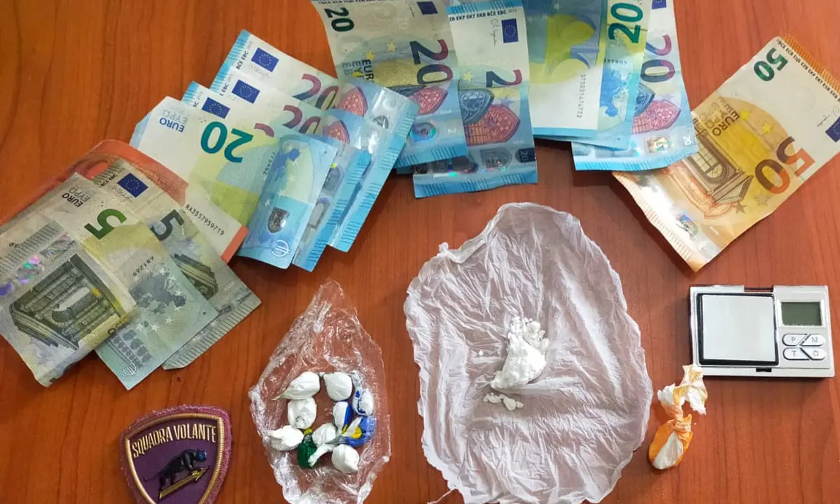 Cosenza, beccato con 15 grammi di coca pronta allo spaccio: arrestato