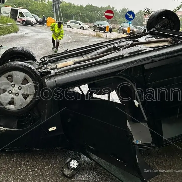 Rende, brutto incidente sulla 107. Macchina ribaltata, ferita una donna