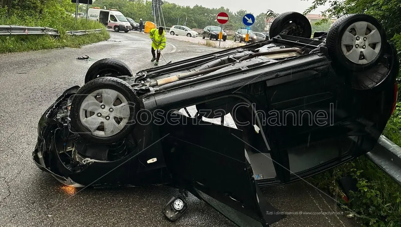 Rende, brutto incidente sulla 107. Macchina ribaltata, ferita una donna