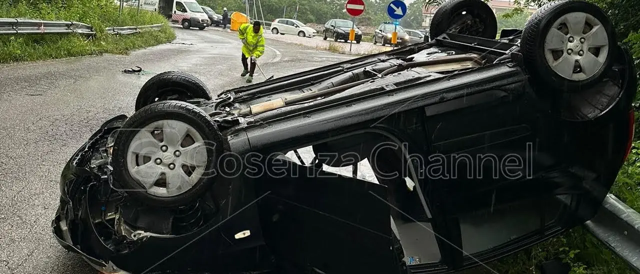 Rende, brutto incidente sulla 107. Macchina ribaltata, ferita una donna