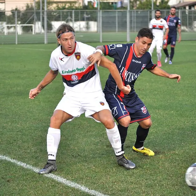 In vetta frenano, il Cosenza si siede al tavolo delle big. Tabellini e voti dell'8° giornata di Lega Pro/C