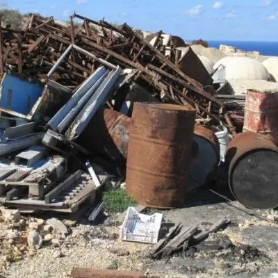 Trasportava i rifiuti in una cava abusiva. Poi li smaltiva per combustione