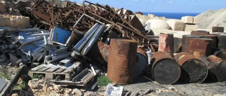 Trasportava i rifiuti in una cava abusiva. Poi li smaltiva per combustione