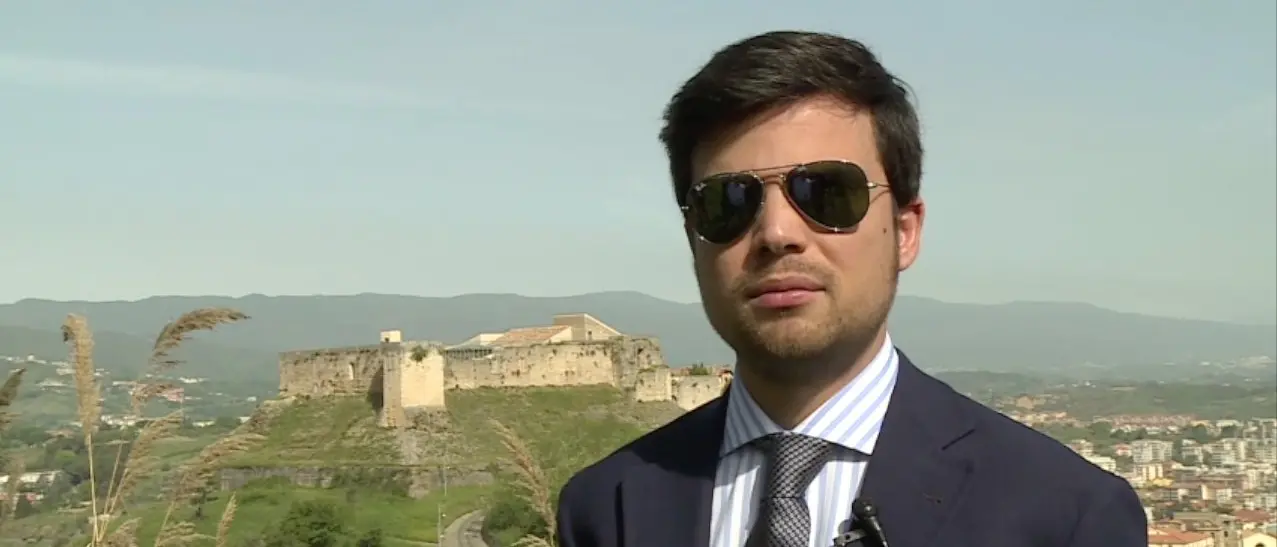 Morcavallo critica il sindaco Occhiuto: «Trattiene le deleghe di Sgarbi e padre Fedele, è un grave errore»