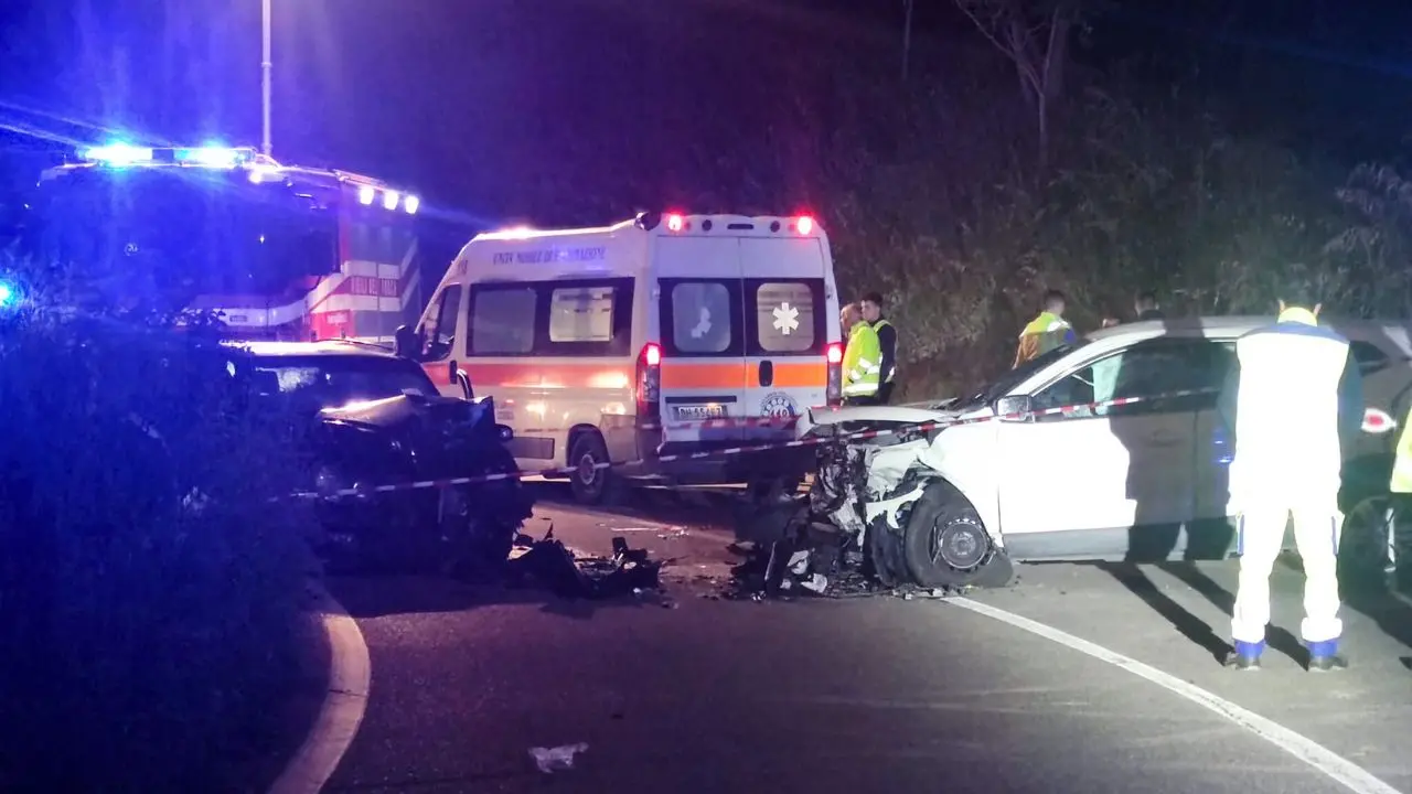 Acri, terribile incidente coinvolge due auto. Muore una donna, quattro feriti