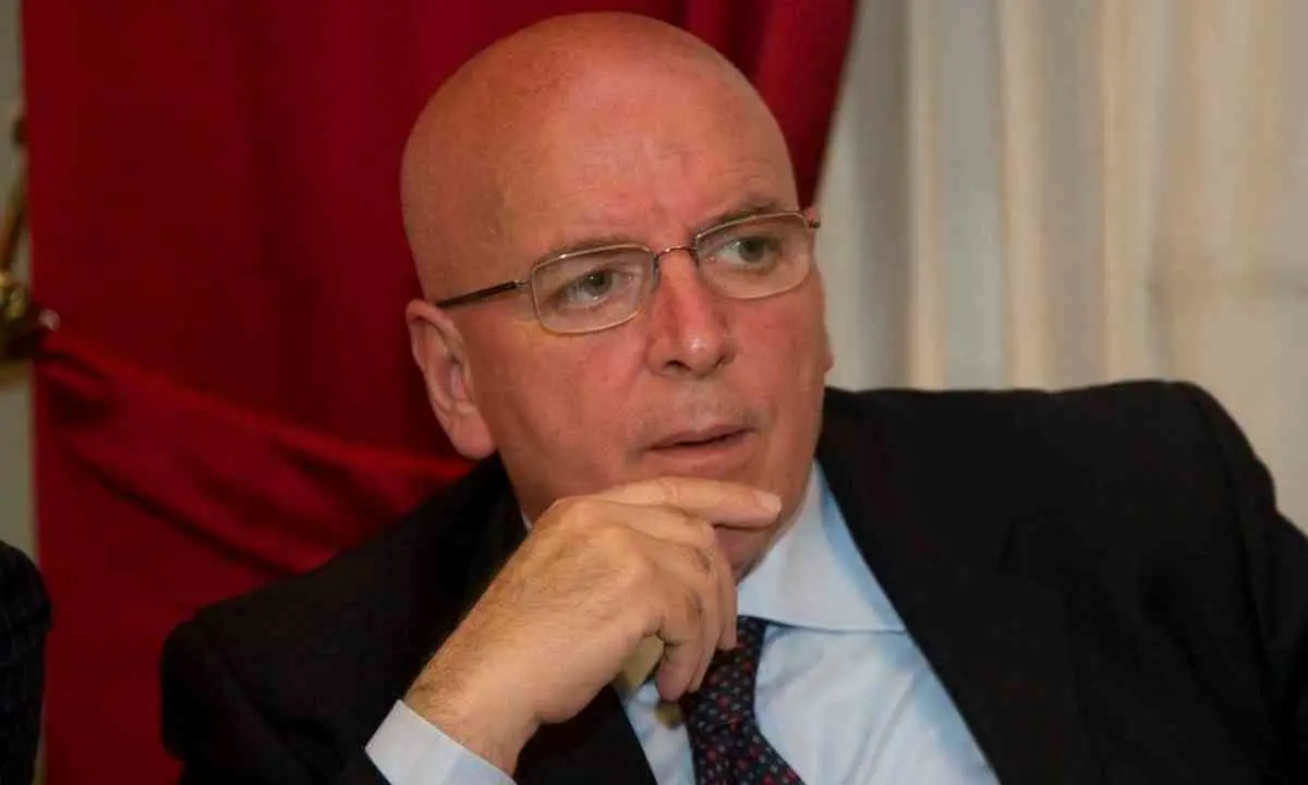 I dubbi di Mario Oliverio sulla strana fretta per la fusione e la pigrizia sul nuovo ospedale di Cosenza