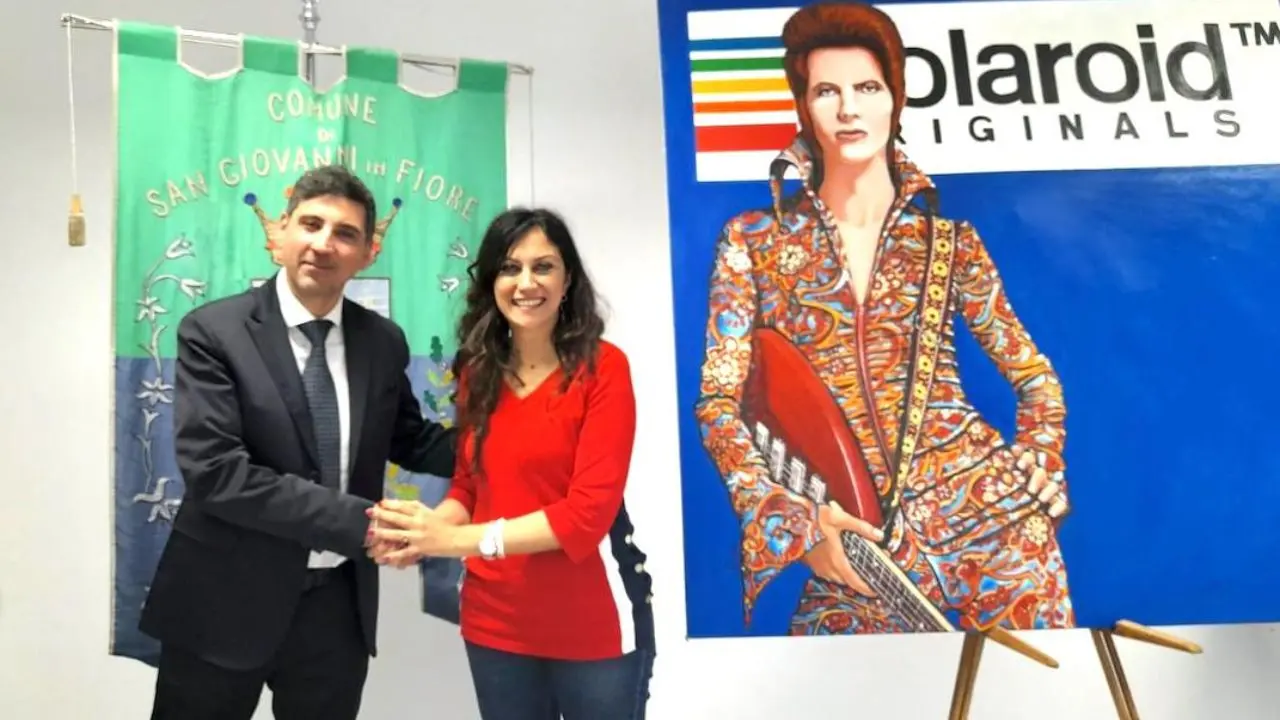 San Giovanni in Fiore, donata al Comune una tela su cui è rappresentato David Bowie