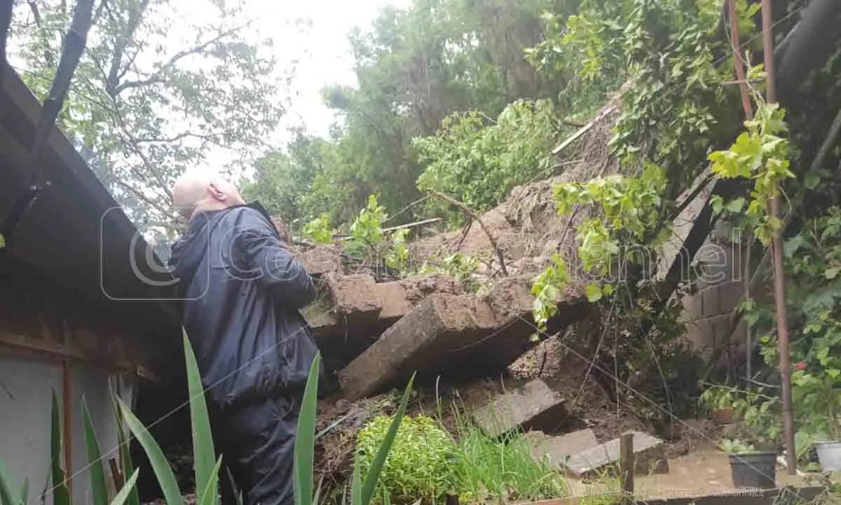 Maltempo, Casali del Manco chiederà lo stato di calamità. Ieri frane e smottamenti | FOTO