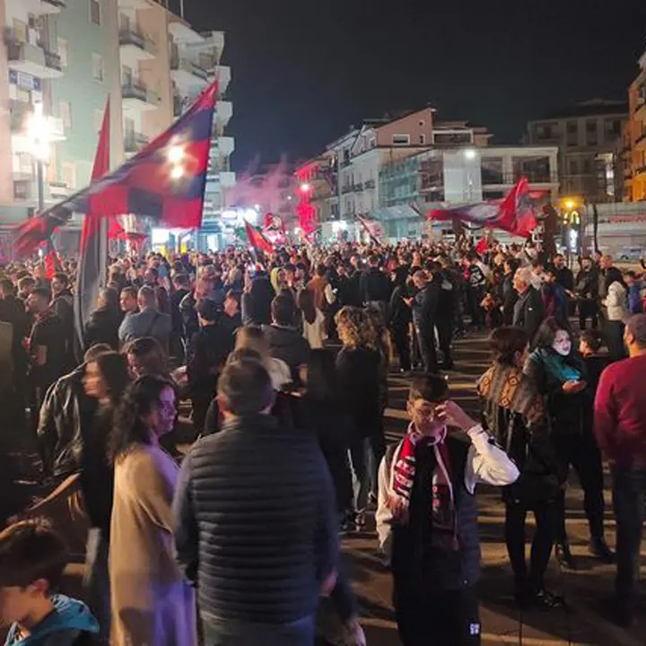 Cosenza, notte \"loca\" in città dopo la salvezza dei Lupi. I volti della felicità | FOTO