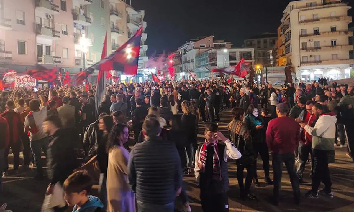 Cosenza, notte \"loca\" in città dopo la salvezza dei Lupi. I volti della felicità | FOTO