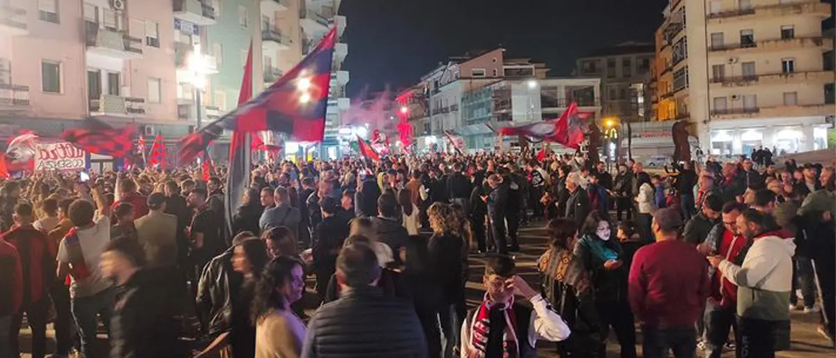 Cosenza, notte \"loca\" in città dopo la salvezza dei Lupi. I volti della felicità | FOTO