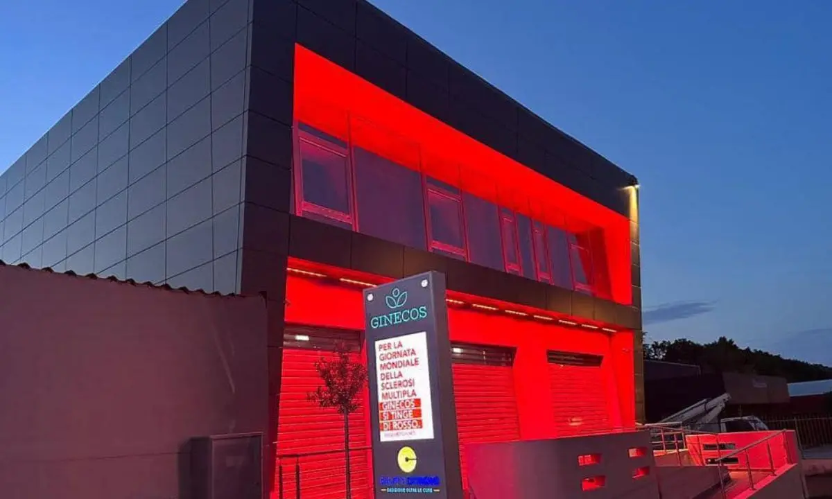 Castrolibero, \"Ginecos\" s'illumina di rosso contro la sclerosi multipla