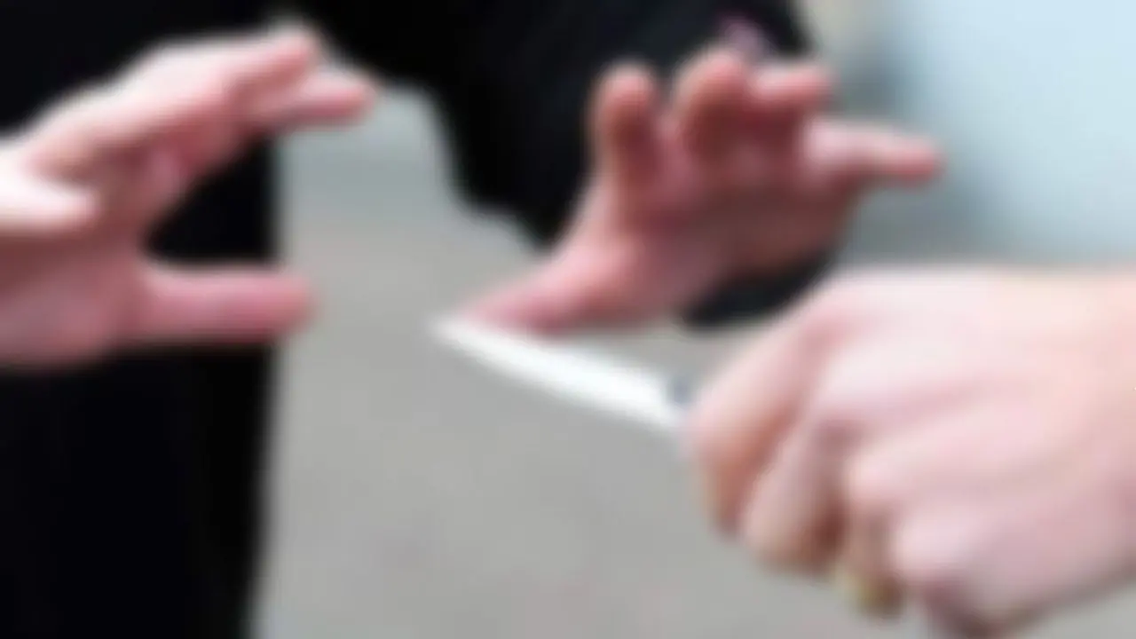 Picchiò selvaggiamente un anziano disabile per rapinarlo. Arrestato 29enne