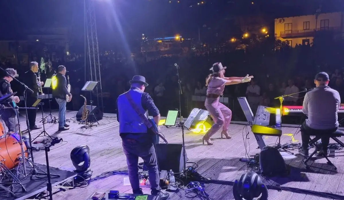 Praia a Mare, in tremila ballano in piazza con i \"Dirotta su Cuba\"