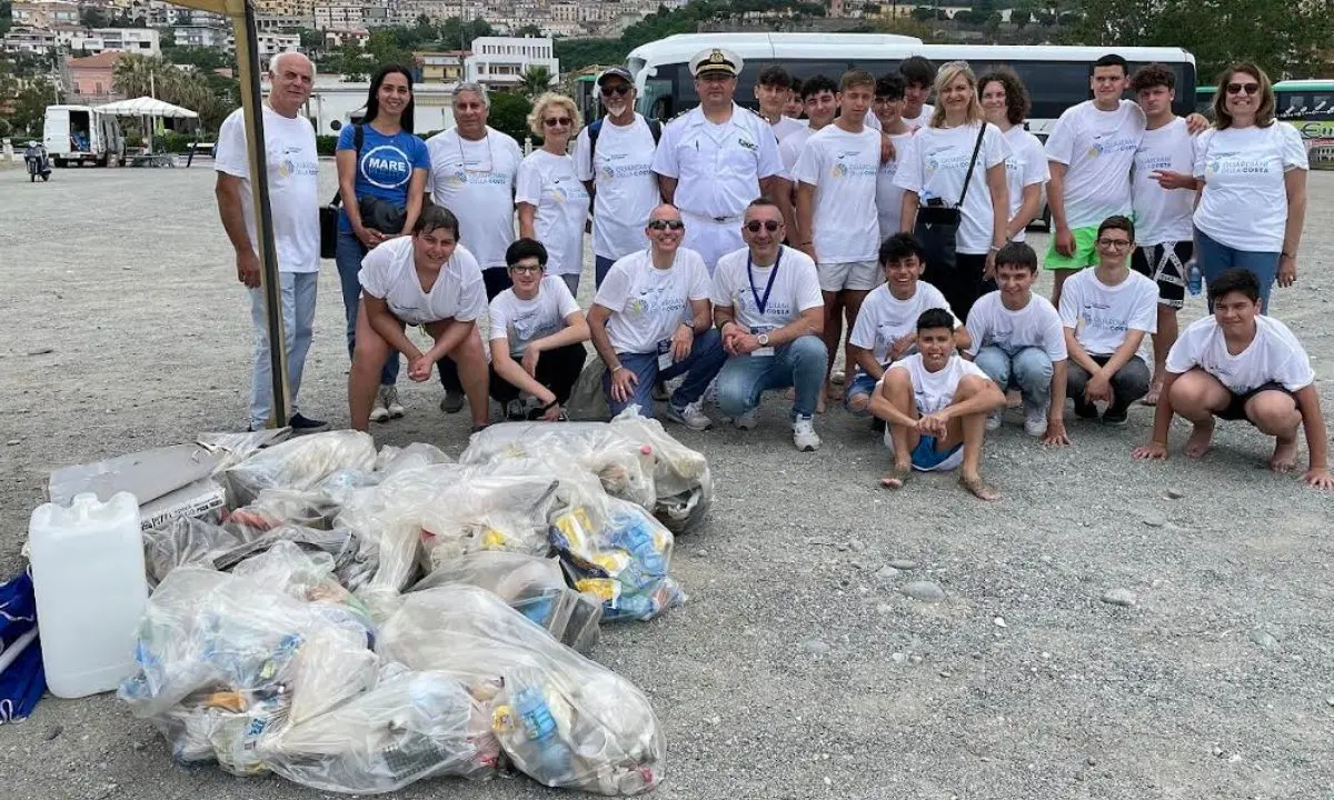 Paola, scuole e associazioni ripuliscono la spiaggia