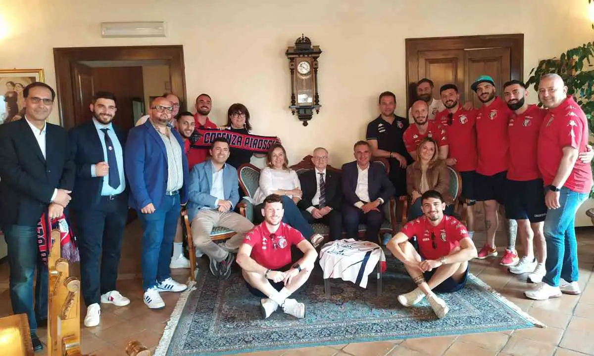 Futsal, la Pirossigeno Cosenza ricevuta al Comune di Castrolibero